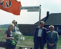Enthüllung des Schildes der Kurt-Löwenstein-Straße in Bleckede durch den Sohn Dyno Löwenstein (2. von rechts) und seiner Frau Tilde (links) aus New York, im Mai 1985, Quelle: Stadtarchiv Bleckede.  
