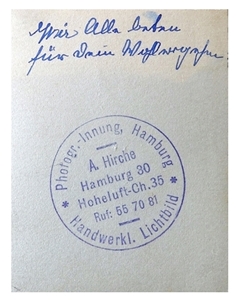 Rückseite. handschriftliche Eintragung u. Stempel (Foto und Copyright: Familie Moses/Moss Nachkommen)des Fotoateliers